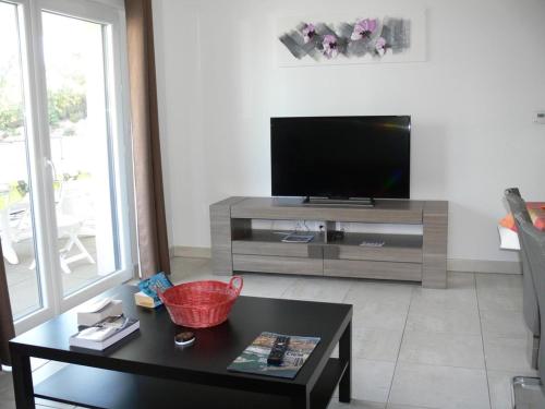 Appt Confort 3 Pieces avec Terrasse et Piscine a Saint-Raphael - FR-1-226A-124 near San Pedro