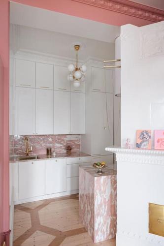 Luxury Pink Suite, autohalli, Helsinki (Foto 8)