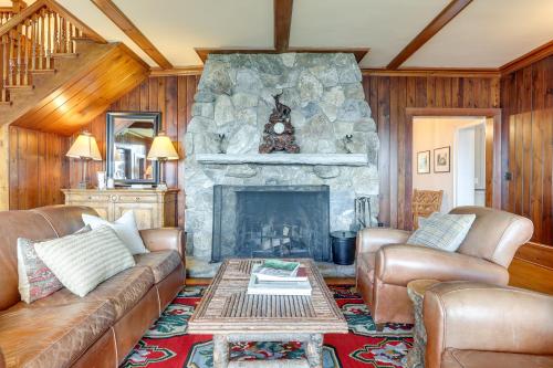 Grand Lakefront Home in Warren with Expansive Patio! in Warren, USA