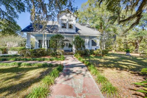 Historic Woodville Estate with Pool Pets Welcome! in Woodville, Vereinigte Staaten von Amerika
