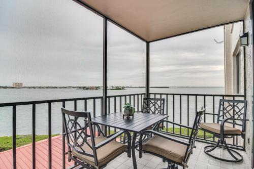 Stylish St Petersburg Condo with Balcony and Bay Views in St Petersburg, USA