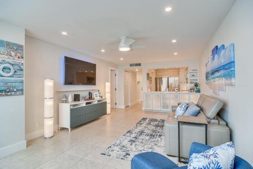 Stylish St Petersburg Condo with Balcony and Bay Views in St Petersburg, USA
