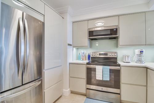 Stylish St Petersburg Condo with Balcony and Bay Views in St Petersburg, USA