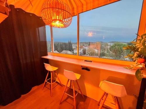 appartement, 3 chambres, vue panoramique, parking, accès ville (appartement, 3 chambres, vue panoramique, parking, acces ville) in Brignoles