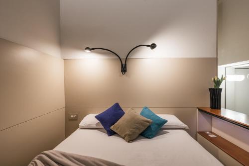 One-Bedroom Apartment image 9