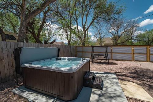 B&B Colorado Springs - Hot Tub. Fire Pit. Mountain Views. Next to Lake - Bed and Breakfast Colorado Springs