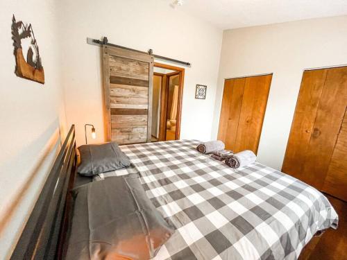 Secluded Cabin / fishing/hiking/relaxing, fireplace in Florissant, USA