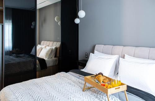 Aether Home - Modern & Luxe Stay with 65 TV by TT, Atenas (foto 8)