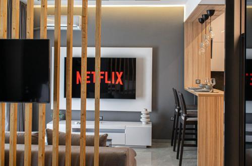 Aether Home - Modern & Luxe Stay with 65 TV by TT, Atenas (foto 2)