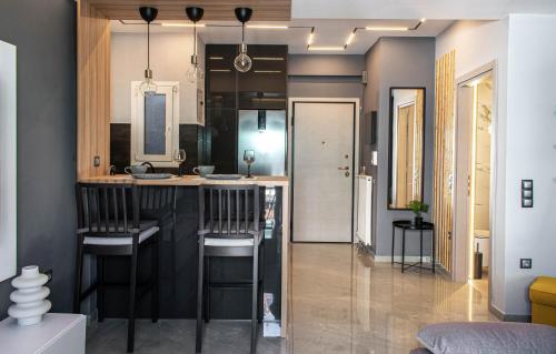 Aether Home - Modern & Luxe Stay with 65 TV by TT, Atenas (foto 4)