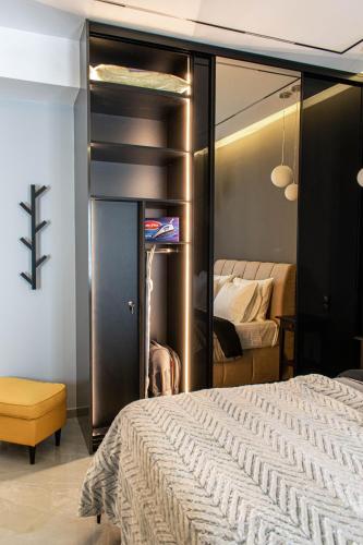 Aether Home - Modern & Luxe Stay with 65 TV by TT, Atenas (foto 9)