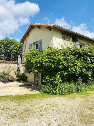 A szálláshely kívülről, Villa spacieuse à Prailles-La Couarde avec piscine privée 100 m² ! (Villa spacieuse a Prailles-La Couarde avec piscine privee 100 m² !) in La Couarde