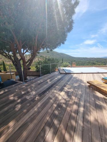 Villa avec piscine et vue exceptionnelle dans domaine au calme - Location, gîte - La Londe-les-Maures