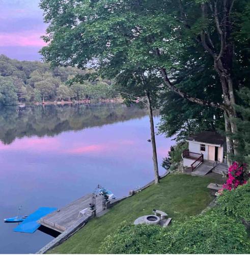 Beautiful Lake House to Relax in Trumbull, USA