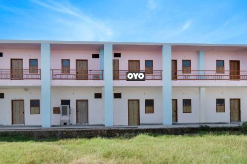 Вход, OYO Flagship Devrachna Residency in Ганнаур