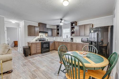 Pet-Friendly Home about 10 Mi to Hocking Hills! in South Bloomingville, USA