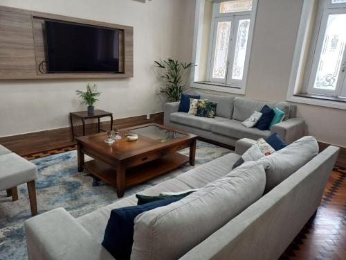 Shared lounge/TV area, Casa das Luzes Hostel IVN in Santa Teresa