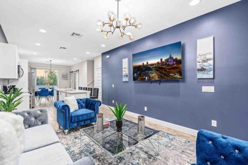 SUPER POSH- SLEEPs 16 W DESIGNs & NEAR Disney