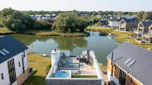 Mallards Way ML01 HOT TUB Lakeside Spa