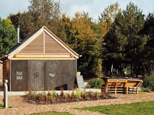 Mallards Way ML01 HOT TUB Lakeside Spa