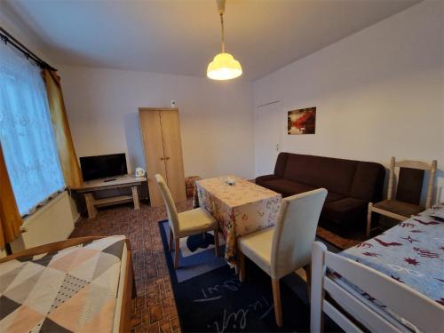 2 twin beds, 1 sofa bed