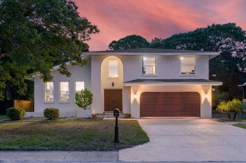 Luxury pool home near the beach! in Indian Shores