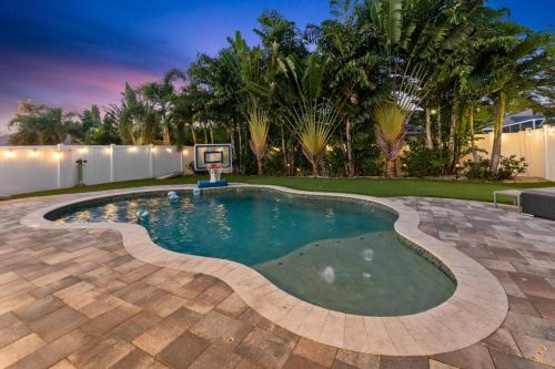 Modern Pool Home w Putting Green