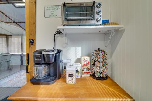 Pocono Lake Retreat with Hot Tub and Resort Amenities! in Pocono Lake, USA