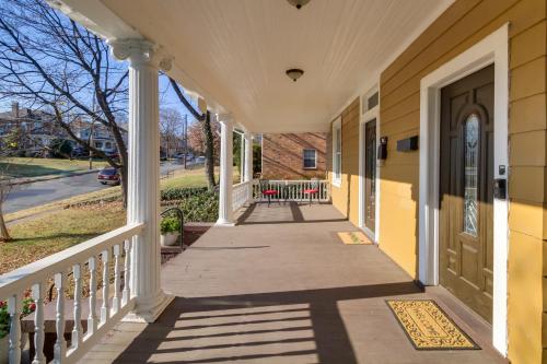 Cozy Roanoke Vacation Rental 2 Mi to Downtown! in 羅阿諾克