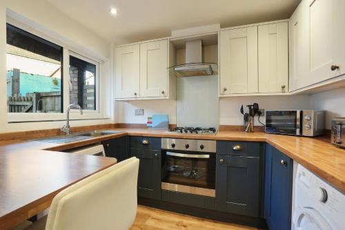 Dotări, Cross Cottage by YourStays - 2 Bedroom Cottage in Macclesfield in Macclesfield Central