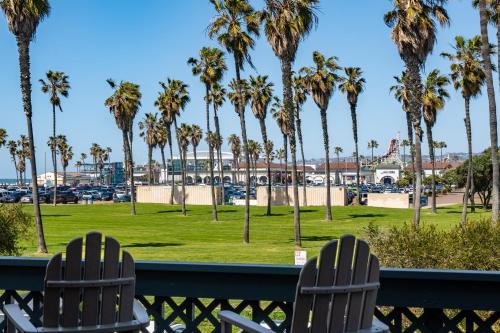 Belmont Ocean Views - Massive Private Deck, Grill & Parking - Tap to explore photos