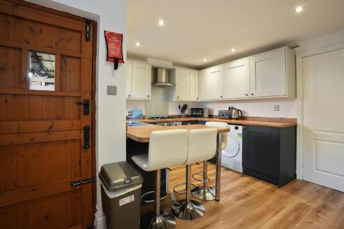 bucătărie, Cross Cottage by YourStays - 2 Bedroom Cottage in Macclesfield in Macclesfield Central