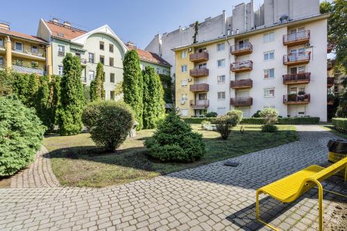 Three-Bedroom Apartment room in Beautiful three bedrooms apartment with free parking close to the Danube Coast