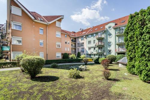 Beautiful three bedrooms apartment with free parking close to the Danube Coast - image 3