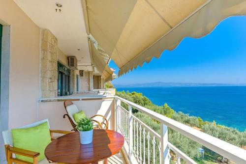 cozy cliff apartment with endless seaview