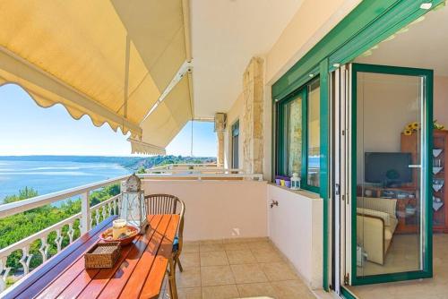 cozy cliff apartment with endless seaview