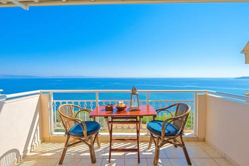 cozy cliff apartment with endless seaview