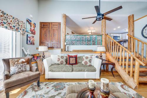 Vintage Larkspur Farmhouse with Yard and Gas Grill! in Larkspur, USA