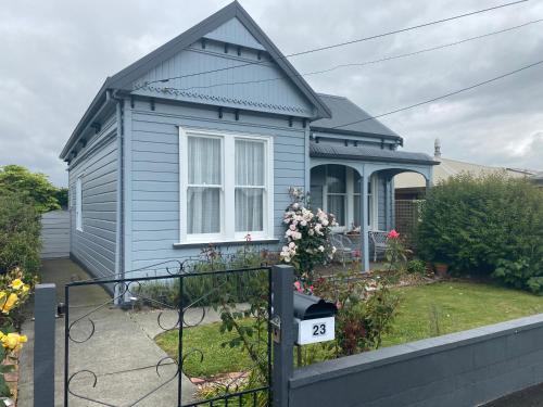 Wee Blue BnB- Central Cosy Villa - Accommodation - Timaru