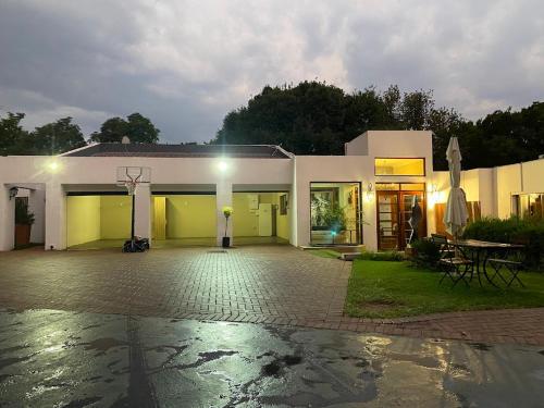 The Ridgeback, 5 Bedroom House Bryanston