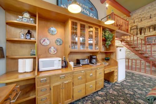 Historic Downtown Saugatuck Loft Apartment! - image 10