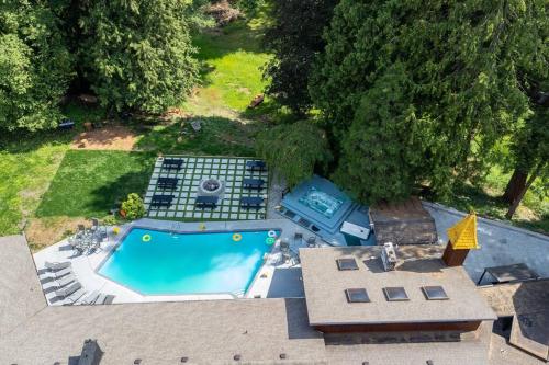 Charming Home with 12 Bedroom, Pool, River & More
