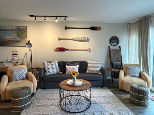 Newly Updated Modern, Spacious, and Cozy Condo- Right on the Lake! thumb 3