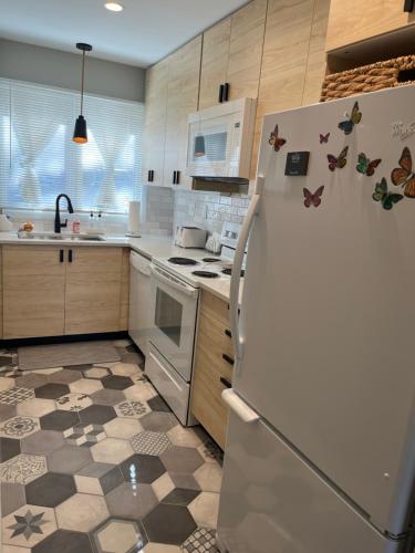 Newly Updated Modern, Spacious, and Cozy Condo- Right on the Lake! thumb 4