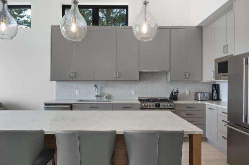 Beachfront Luxury Suite #21 at THE BEACH HOUSE in Campbell River (BC)