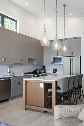 Beachfront Luxury Suite #21 at THE BEACH HOUSE in Campbell River (BC)