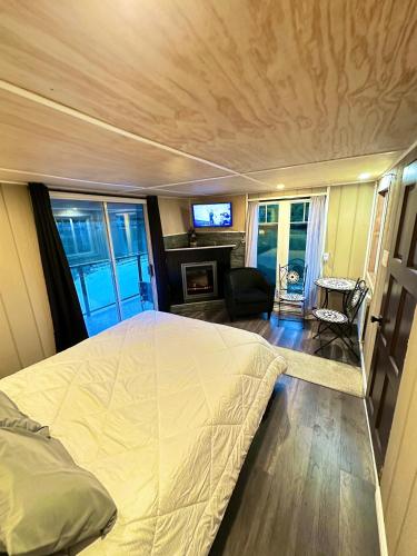 Trails End Beach House suite with hot tub and beach bedroom cabin! in Ladysmith, Canada