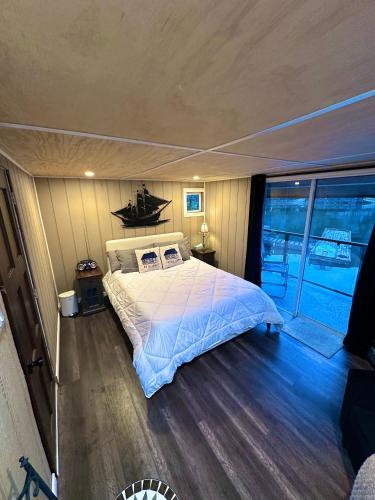 Trails End Beach House suite with hot tub and beach bedroom cabin! in Ladysmith, Canada
