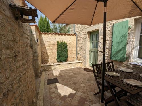 Charmante maison en pierre avec jardin clos, animaux acceptés - FR-1-653-91 (Charmante maison en pierre avec jardin clos, animaux acceptes - FR-1-653-91) in Montignac-Charente