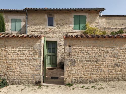 Charmante maison en pierre avec jardin clos, animaux acceptés - FR-1-653-91 (Charmante maison en pierre avec jardin clos, animaux acceptes - FR-1-653-91) in Montignac-Charente